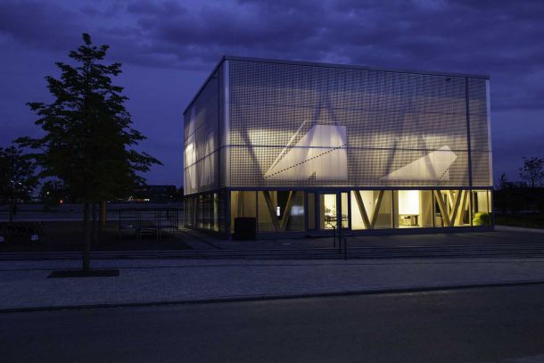 Zeigt Innen und Außenansichten des Cube