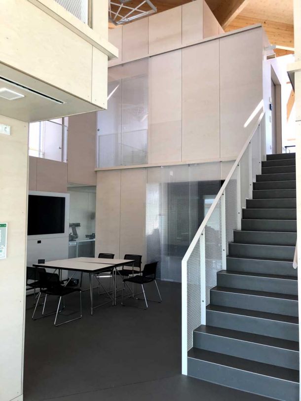 Zeigt Innen und Außenansichten des Cube