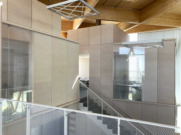 Zeigt Innen und Außenansichten des Cube