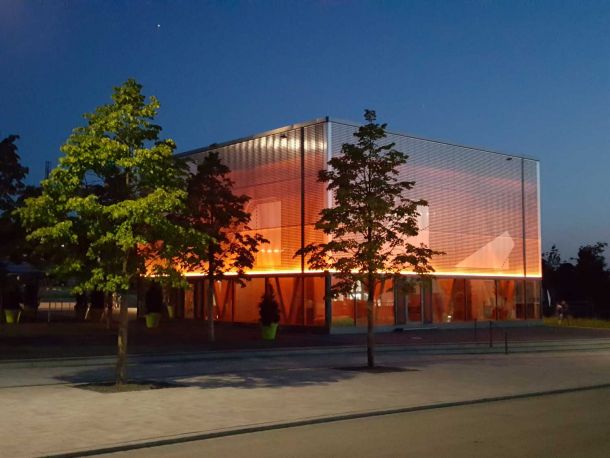 Zeigt Innen und Außenansichten des Cube