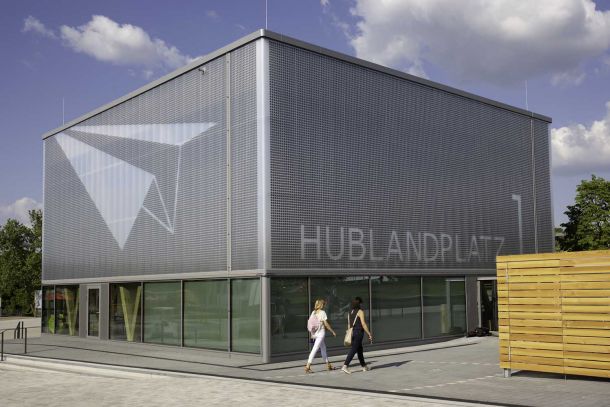 Zeigt Innen und Außenansichten des Cube