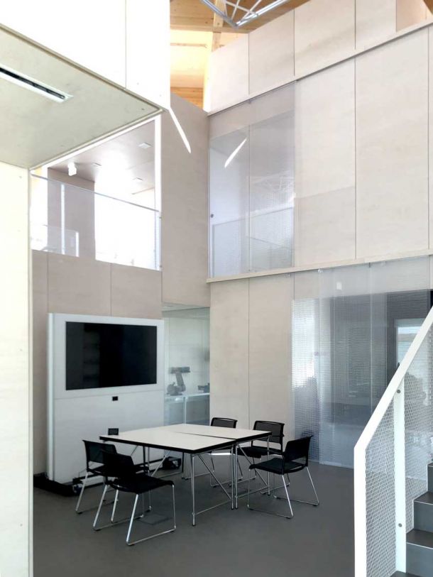 Zeigt Innen und Außenansichten des Cube