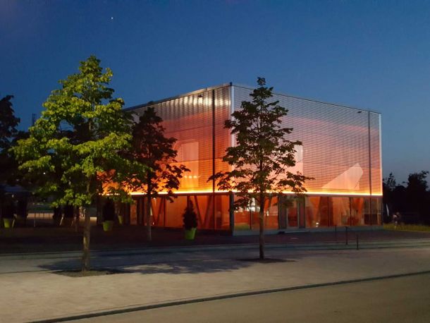 Zeigt Innen und Außenansichten des Cube